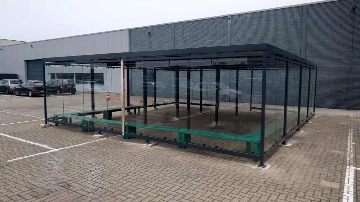 Van Keulen naar Myla: rookoverkappingen van SKWshop 3 Rookoverkapping Maatwerk 8x8m met zitbanken